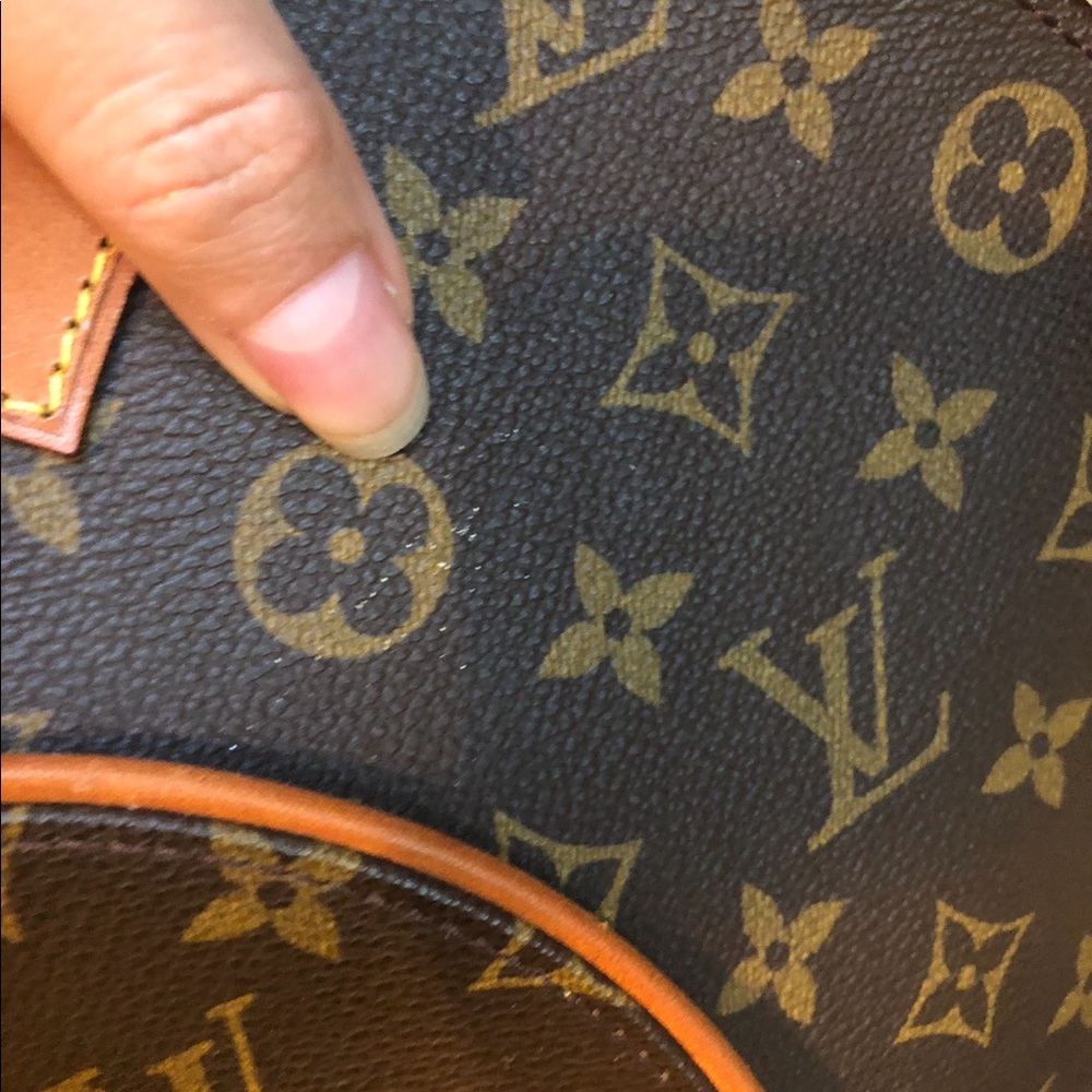 Additional photos of Louis Vuitton Ellipse MM